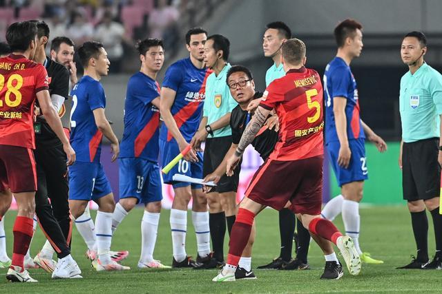 萨卡女友参加伦敦时尚大奖 蕾哈娜和玛雅等也参加